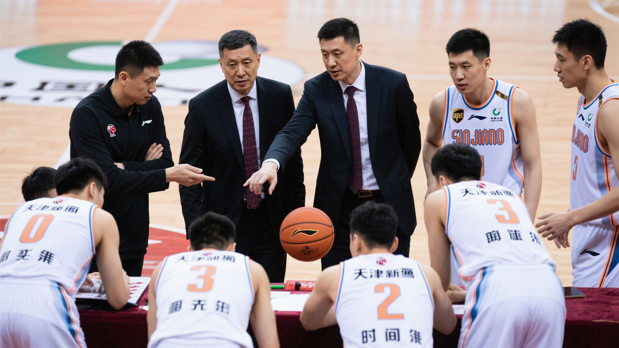 如果管理层仍固守旧式打法，不与教练组共同探索多元化战术布置，将很难抵御现代篮球发